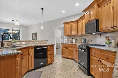 Kitchen - 2955 E Shadowview St, Eagle, ID 83616 photo 4 of 5