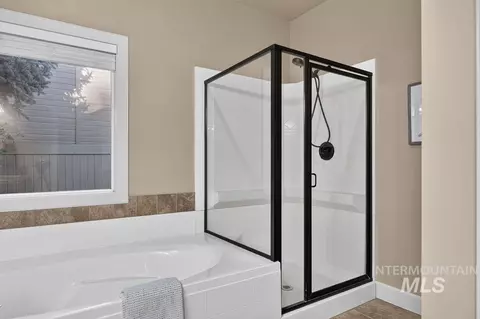 Bath - 2955 E Shadowview St, Eagle, ID 83616 photo 4 of 6