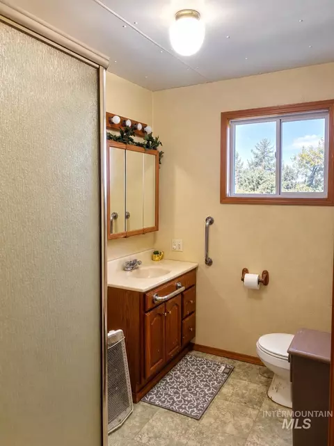 Bath - 125 E 6th, Rupert, ID 83350 photo 1 of 1
