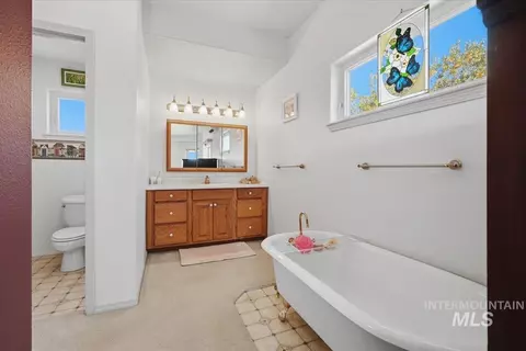 Bath - 16921 Oasis Rd, Caldwell, ID 83607 photo 1 of 4