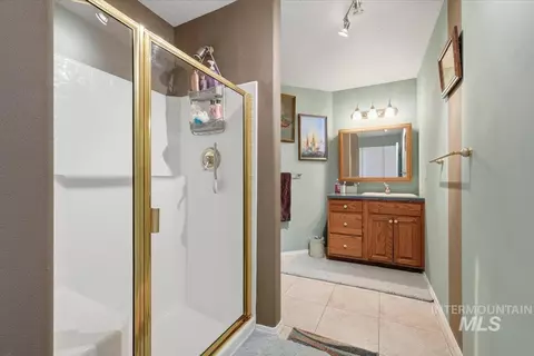 Bath - 16921 Oasis Rd, Caldwell, ID 83607 photo 3 of 4