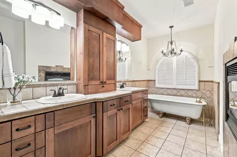 Bath - 1179 S Arbor Island Pl, Eagle, ID 83616 photo 2 of 5