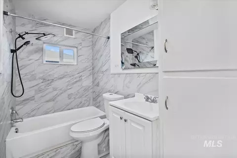 Bath - 330 Monroe St, Kimberly, ID 83341 photo 1 of 1
