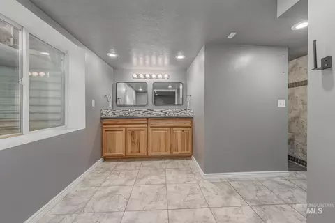 Bath - 919 W 2nd St, Weiser, ID 83672 photo 2 of 4