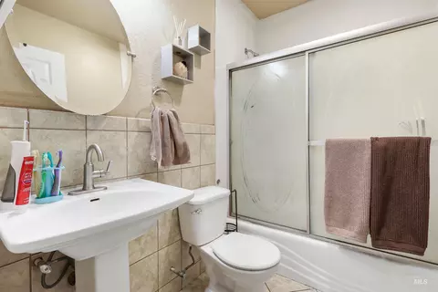 Bath - 1009 9th St, Rupert, ID 83350 photo 1 of 2