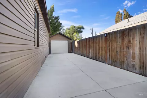 Exterior - 1009 9th St, Rupert, ID 83350 photo 7 of 11