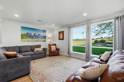 Living - 28627 Emmett Rd, Caldwell, ID 83607 photo 3 of 3