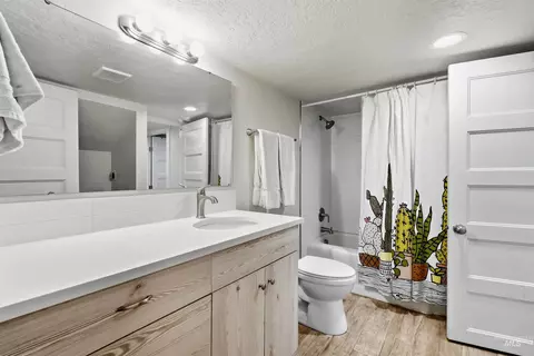 Bath - 28627 Emmett Rd, Caldwell, ID 83607 photo 1 of 2