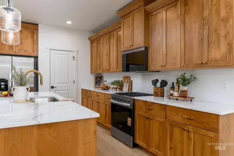 Kitchen - 2350 N Morehouse Ave, Eagle, ID 83616 photo 2 of 3
