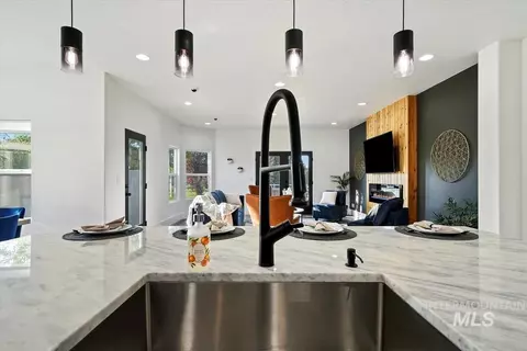 Kitchen - 2095 N Meridian Rd, Eagle, ID 83616 photo 4 of 5