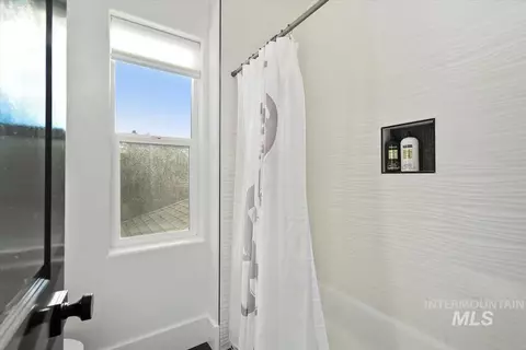 Bath - 2095 N Meridian Rd, Eagle, ID 83616 photo 5 of 6