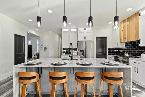 Kitchen - 2095 N Meridian Rd, Eagle, ID 83616 photo 2 of 5