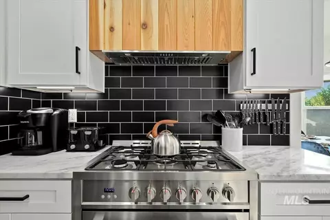 Kitchen - 2095 N Meridian Rd, Eagle, ID 83616 photo 5 of 5