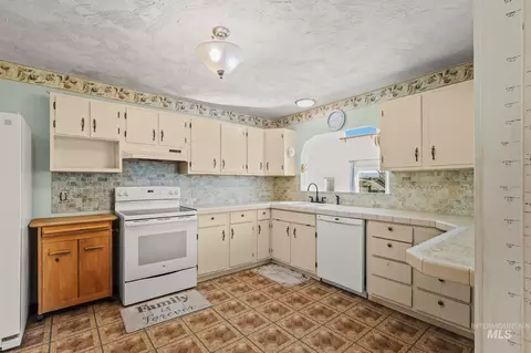 Kitchen - 1344 Hemlock Ave, Lewiston, ID 83501 photo 2 of 3