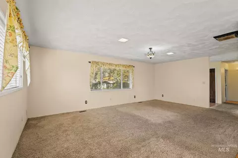 Living - 1344 Hemlock Ave, Lewiston, ID 83501 photo 4 of 4