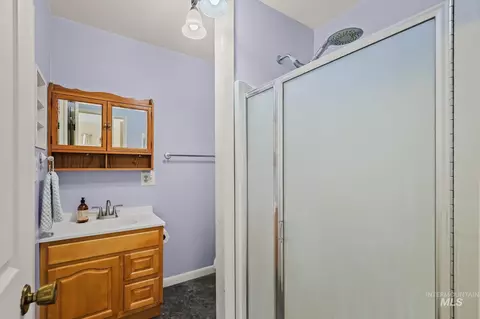 Bath - 1344 Hemlock Ave, Lewiston, ID 83501 photo 3 of 3