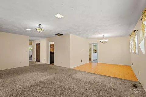 Living - 1344 Hemlock Ave, Lewiston, ID 83501 photo 3 of 4