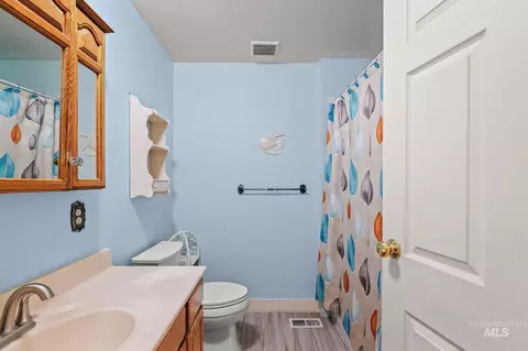 Bath - 1344 Hemlock Ave, Lewiston, ID 83501 photo 2 of 3