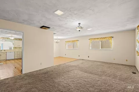 Living - 1344 Hemlock Ave, Lewiston, ID 83501 photo 2 of 4