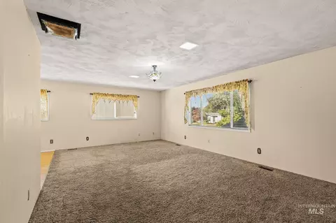 Living - 1344 Hemlock Ave, Lewiston, ID 83501 photo 1 of 4