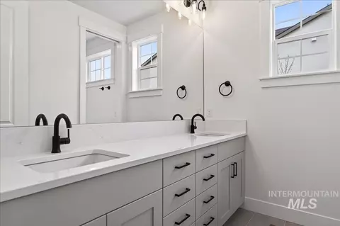 Bath - 897 E Crescendo St, Meridian, ID 83642 photo 1 of 4