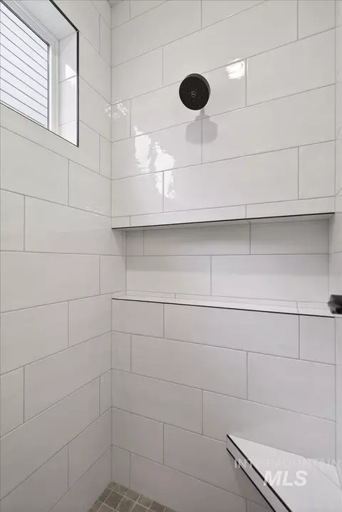 Bath - 897 E Crescendo St, Meridian, ID 83642 photo 3 of 4
