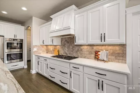 Kitchen - 641 E Crest Ridge Dr, Meridian, ID 83642 photo 4 of 7
