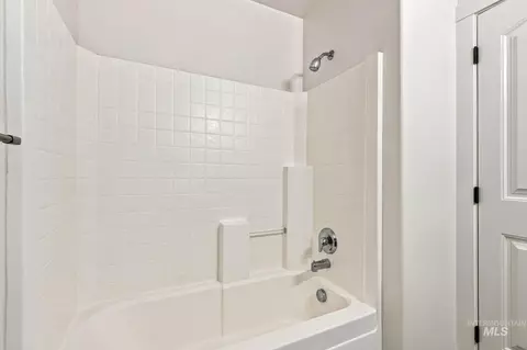 Bath - 5018 Lathrop Pl, Caldwell, ID 83607 photo 2 of 4