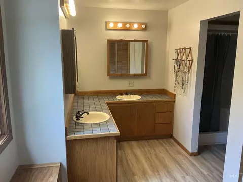 Bath - 985 E 2450 S 985 E 245 S, Hagerman, ID 83332 photo 3 of 4