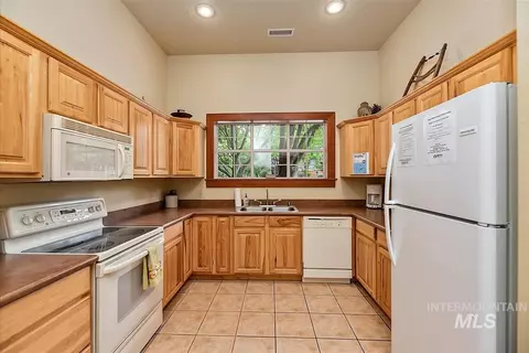 Kitchen - 4955 E Arrow Junction Dr, Boise, ID 83716 photo 8 of 8