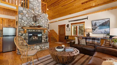 Living - 1236 View Dr, Cascade, ID 83611 photo 2 of 2