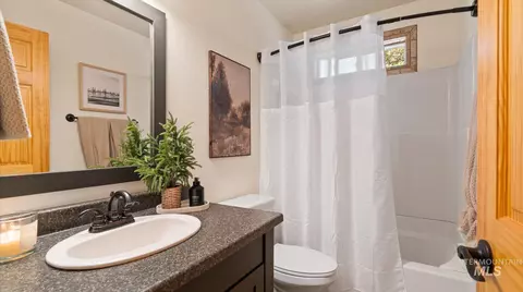 Bath - 1236 View Dr, Cascade, ID 83611 photo 1 of 1