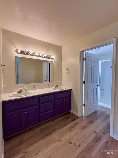 Bath - 1047 E 2700 S, Hagerman, ID 83332 photo 2 of 4