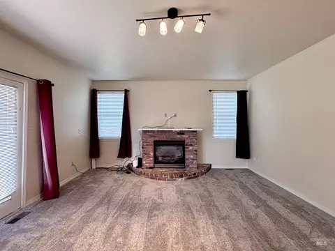 Living - 1047 E 2700 S, Hagerman, ID 83332 photo 4 of 5