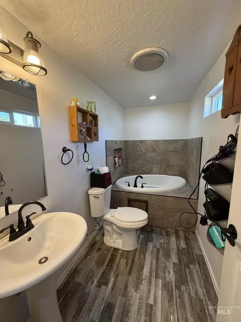 Bath - 110 N 7th St, Parma, ID 83660 photo 1 of 6