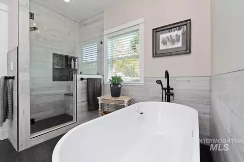 Bath - 26829 Harvey Rd, Caldwell, ID 83607 photo 2 of 6