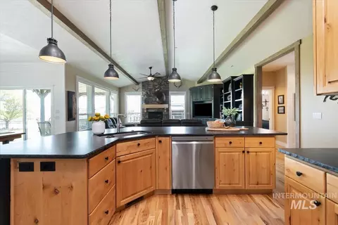 Kitchen - 26829 Harvey Rd, Caldwell, ID 83607 photo 5 of 8
