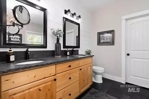 Bath - 26829 Harvey Rd, Caldwell, ID 83607 photo 3 of 6