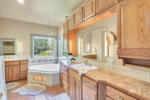 Bath - 29500 Third Fork Rd, Ola, ID 83657 photo 2 of 3