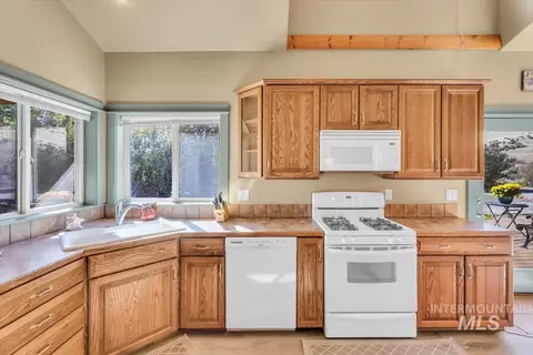 Kitchen - 29500 Third Fork Rd, Ola, ID 83657 photo 3 of 4