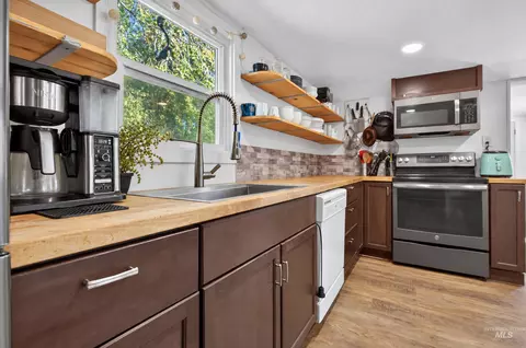 Kitchen - 1124 W Galloway Ave, Weiser, ID 83672 photo 3 of 4