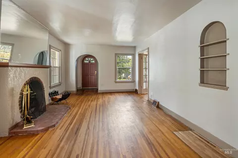 Living - 1009 3rd St, Lewiston, ID 83501 photo 1 of 2