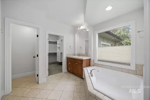 Bath - 1148 E Redwall Ct, Meridian, ID 83646 photo 1 of 3