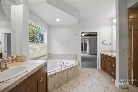 Bath - 1148 E Redwall Ct, Meridian, ID 83646 photo 2 of 3