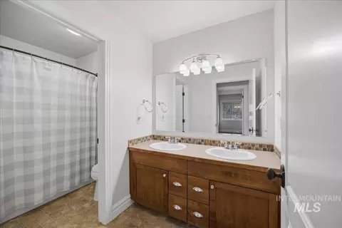 Bath - 1148 E Redwall Ct, Meridian, ID 83646 photo 3 of 3