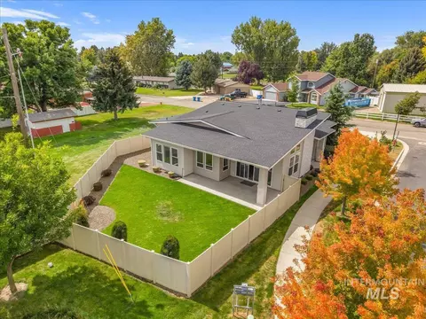 Exterior - 372 N Taylor St, Eagle, ID 83616 photo 8 of 9