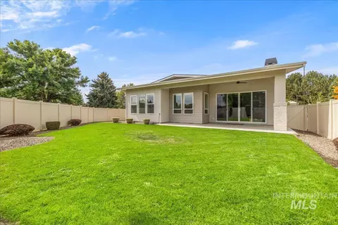 Exterior - 372 N Taylor St, Eagle, ID 83616 photo 7 of 9