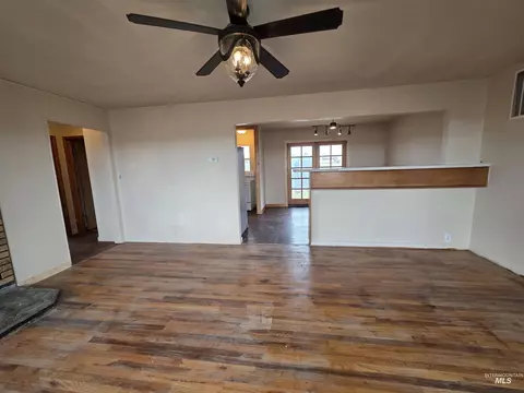 Living - 221 Juniper St, Buhl, ID 83316 photo 3 of 6