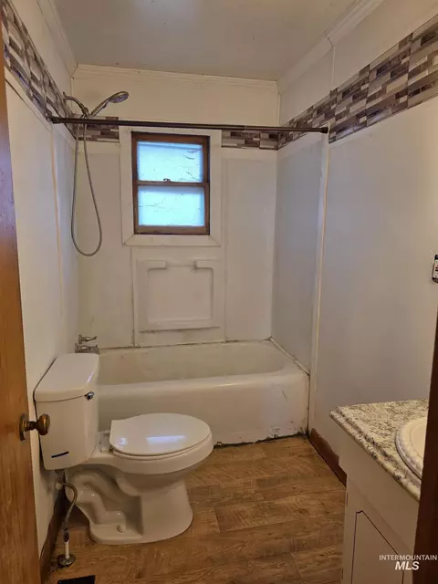 Bath - 221 Juniper St, Buhl, ID 83316 photo 1 of 1