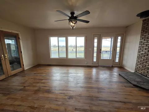 Living - 221 Juniper St, Buhl, ID 83316 photo 2 of 6